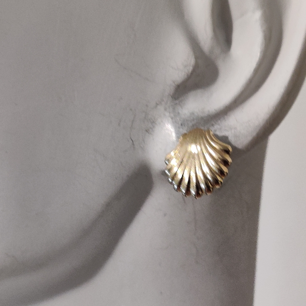 Solid 14K Yellow Gold Seashell Shaped Single Stud Earring